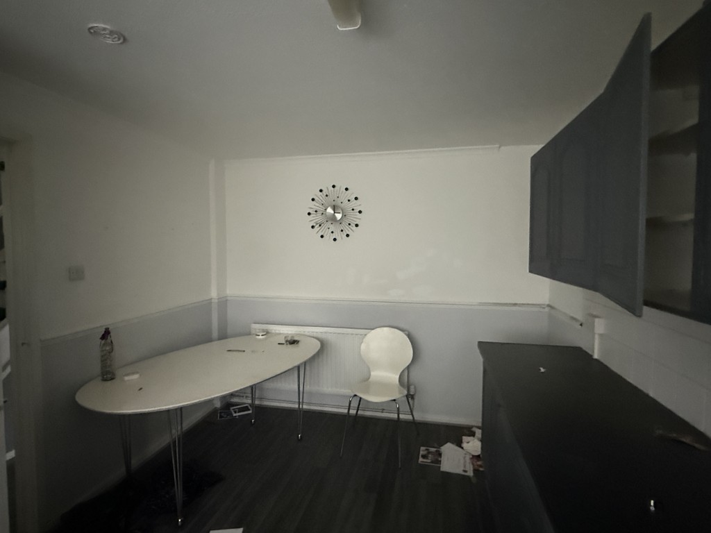 Lot: 145 - HOUSE IN NEED OF IMPROVEMENT - Dining Area  in House in Need of Improvement